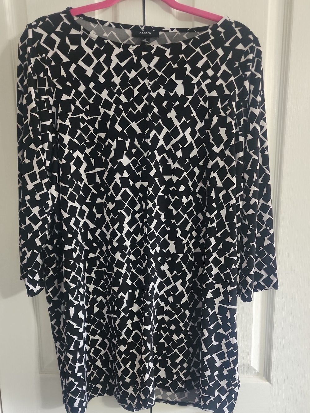Alfani Black and White Geometric Elbow Length Sleeve Tunuc